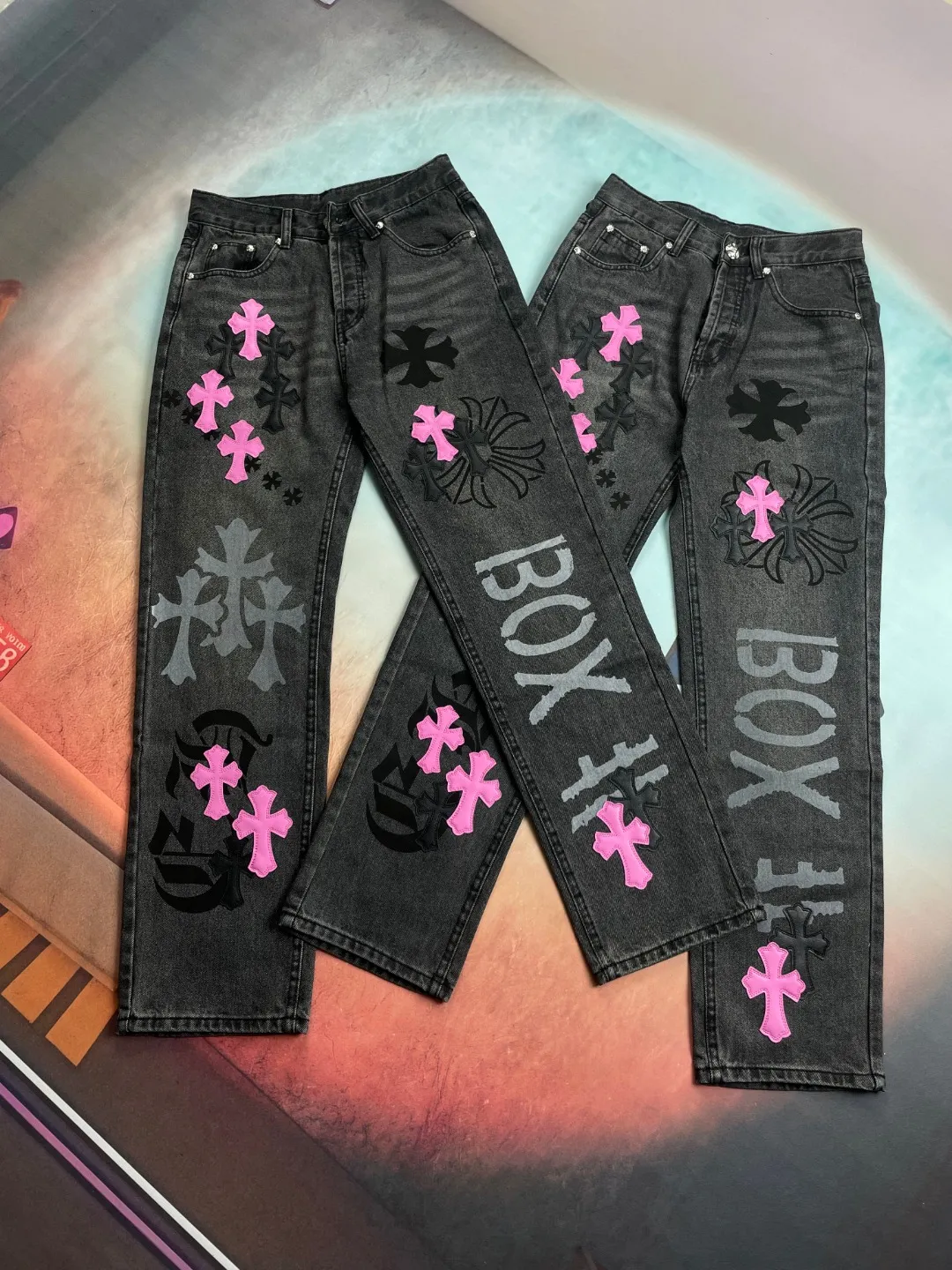 🅿️290 🔘Style number-KL113 🔘Croxin𝐂𝐡𝐫𝐨𝐦𝐞 𝐇𝐞𝐚𝐫𝐭 24SS custom-made printed purple leather limited edition jeans* In the Croxin series, these pants are directly "killing" with their appearance! In terms of color, it is one of a kind and stands out among other items. The fabric is made of beaded canvas and has been heavily washed. The upper body is not only full of texture, but also soft and skin-friendly, with excellent breathability. In terms of cutting, the trousers use three-dimensional cutting technology to create a straight trousers shape that is suitable for various body types. In addition, the hardware is customized according to the genuine ZP, and is paired with an ingenious customized small leather label, showing high-end design and details. The entire trousers are neatly routed and finely crafted, fully displaying the beauty of simplicity. In terms of style, it perfectly interprets the concept of genderless dressing. Whether it is a boy or a girl, it can be easily worn and exudes a super A aura.  Size: S M L XL XXL (28.30.32.34.36) Color: Black